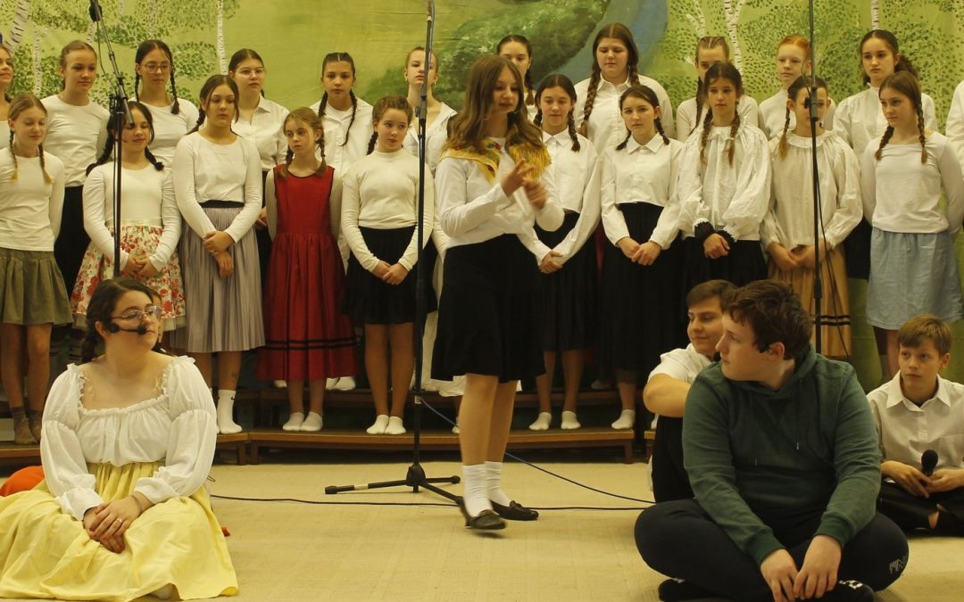 Preteklost oživela na OŠ Bršljin: Glasbeno-gledališka predstava Na vasi ob kulturnem prazniku
